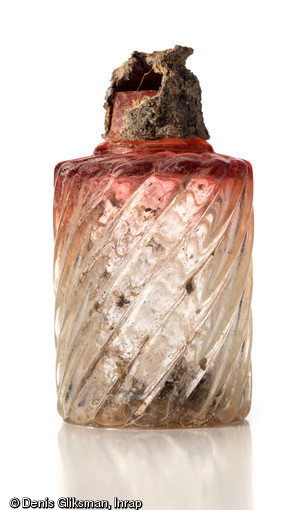 Flacon à parfum (?) allemand (?) découvert dans une latrine d'un terrain d'aviation allemand datant de la Grande Guerre à Warmeriville (Marne), 2013.