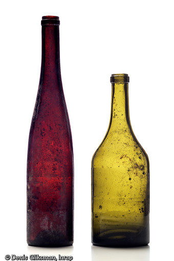 Bouteilles de vin, celle de gauche est une bouteille de vin de Moselle. Découvertes dans une latrine d'un terrain d'aviation allemand, datant de la Grande Guerre à Warmeriville (Marne), 2013.