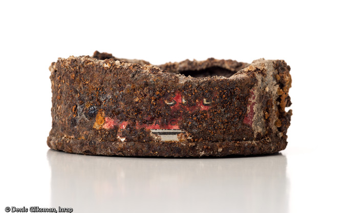 Boîte de boeuf en gelée française, surnommée  boîte de singe  par les soldats, datant de la Grande Guerre. Découverte à Marcilly-sur-Tille (Côte-d'Or), 2011.