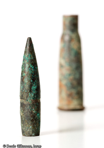 Cartouche de fusil français LEBEL (balle à gauche et douille à droite), calibre 8mm, datant de la Grande Guerre et découverte à Marcilly-sur-Tille (Côte-d'Or), 2011.