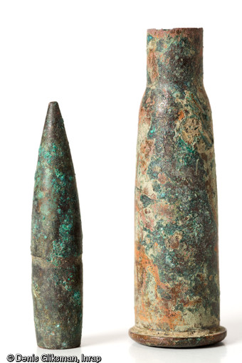 Cartouche de fusil français LEBEL (balle à gauche et douille à droite), calibre 8mm, datant de la Grande Guerre et découverte à Marcilly-sur-Tille (Côte-d'Or), 2011.