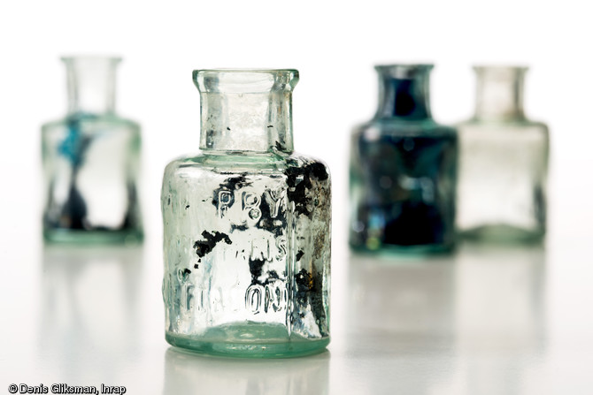 Echantillon d'un lot de petites bouteilles d'encre françaises en verre, datant de la Grande Guerre et découvert à Marcilly-sur-Tille (Côte-d'Or), 2011.  Leur présence pourrait résulter de la chute d'une caisse lors d'un déchargement. 
