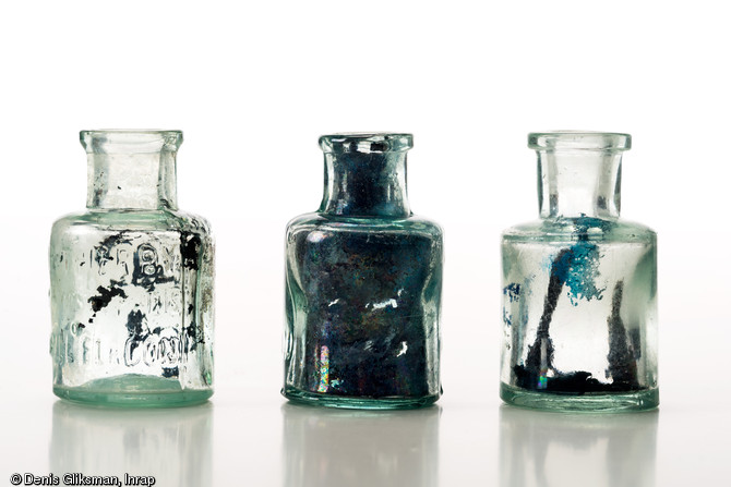 Echantillon d'un lot de petites bouteilles d'encre françaises en verre, datant de la Grande Guerre et découvert à Marcilly-sur-Tille (Côte-d'Or), 2011.  Leur présence pourrait résulter de la chute d'une caisse lors d'un déchargement.