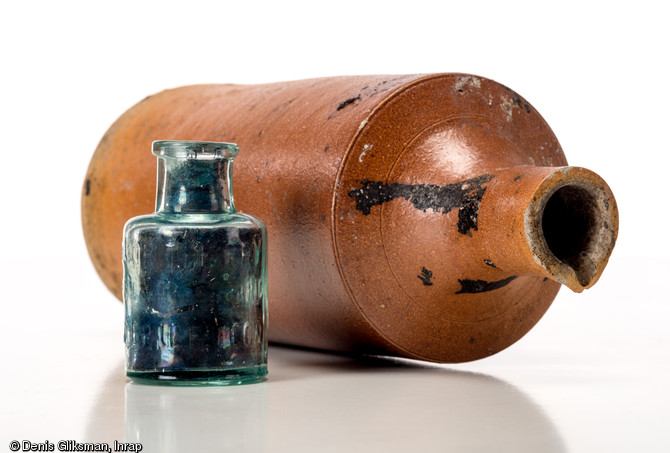 Petite bouteille d'encre en verre et bouteille d'encre en grès, françaises, datant de la Grande Guerre et découvertes à Marcilly-sur-Tille (Côte-d'Or), 2011.