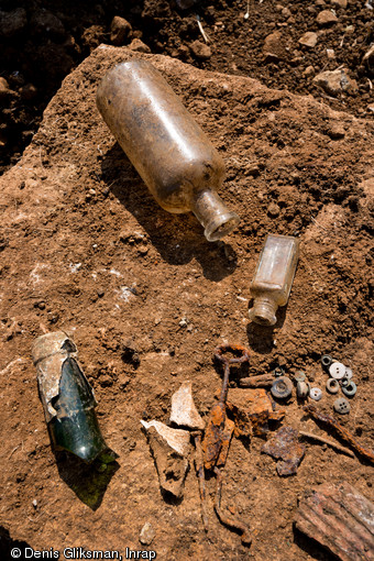 Tessons de bouteilles, flacons pharmaceutiques, ouvre-boîtes, boutons... un matériel hétéroclite, traduisant la vie quotidienne de l'hôpital militaire américain (1917-1919) à Saint-Parize-le-Châtel (Nièvre).