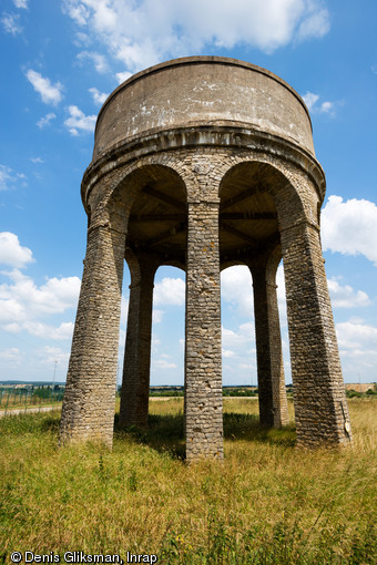 Château d'eau, un des rares vestiges encore en élévation de l'hôpital militaire américain (1917-1919) à Saint-Parize-le-Châtel (Nièvre), 2014.