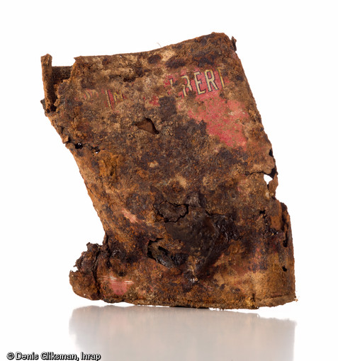 Boîte de tabac américain de la marque  Prince Albert  en fer, découverte sur le site de l'hôpital militaire américain (1917-1919) à Saint-Parize-le-Châtel (Nièvre), 2014.