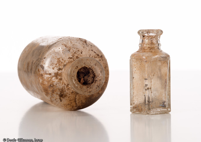 Flacons pharmaceutiques en verre, découverts sur le site de l'hôpital militaire américain (1917-1919) à Saint-Parize-le-Châtel (Nièvre), 2014.