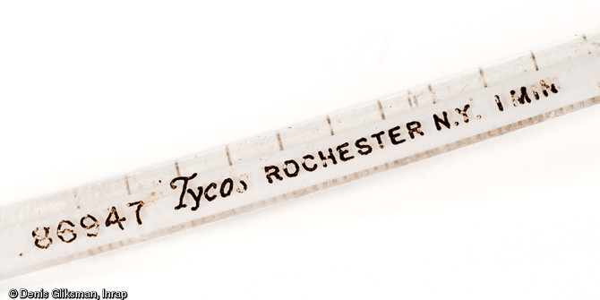 Thermomètre au mercure fabriqué par  Tycos  à Rochester (New York, USA), verre, provenant de l'ancien hôpital militaire américain (1917-1919) à Saint-Parize-le-Châtel. Collection particulière.