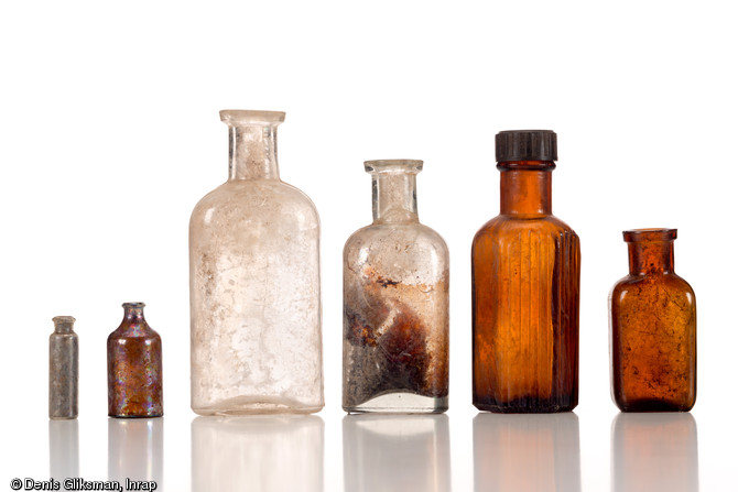 Différents flacons pharmaceutiques, verre et plastique, provenant de l'ancien hôpital militaire américain (1917-1919) à Saint-Parize-le-Châtel. Collection particulière.