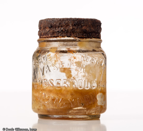 Pot de vaseline de la marque  Chesebrouch  fabriqué à New York, verre et aluminium, provenant de l'ancien hôpital militaire américain (1917-1919) à Saint-Parize-le-Châtel. Collection particulière.