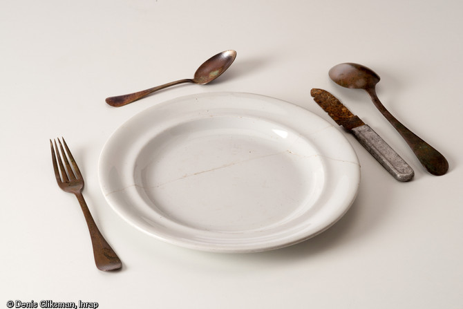 Cuillères et fourchette du Medical Department USA (alliage cuivreux), couteau de l'US Army (aluminium et fer), assiette (faïence). Vaisselle provenant de l'ancien hôpital militaire américain (1917-1919) à Saint-Parize-le-Châtel. Collection particulière.