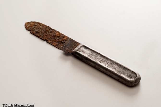 Couteau réglementaire de l'US Army en aluminium et fer, provenant de l'ancien hôpital militaire américain (1917-1919) à Saint-Parize-le-Châtel. Collection particulière.