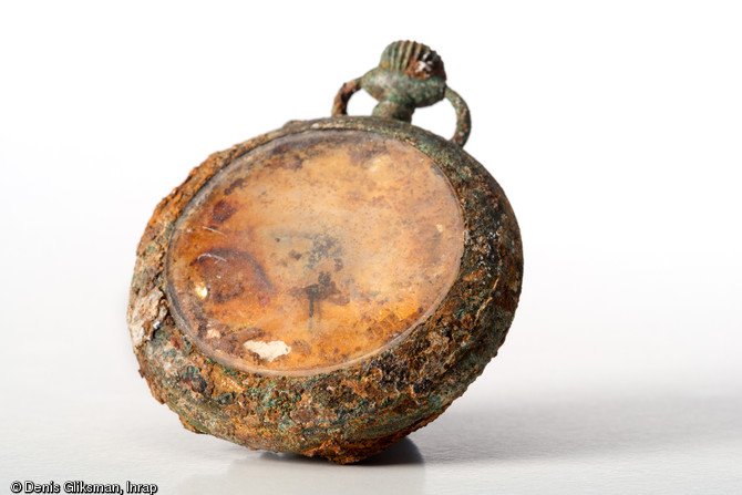 Montre à gousset retrouvée lors de la fouille d'un cimetière provisoire français de la Grande Guerre à Soupir (Aisne), 2004.  Elle appartenait à un sous-lieutenant décédé en 1915 dont le corps a été exhumé en 1919 et rendu à la famille. Cependant cette montre était restée au fond de la fosse sépulcrale. Les inventaires d'objets personnels de combattants mentionnent fréquemment la présence de montres, par ailleurs indispensables aux sous-officiers dans le cadre de la coordination des assauts, définis à des heures fixes par l'état-major.  