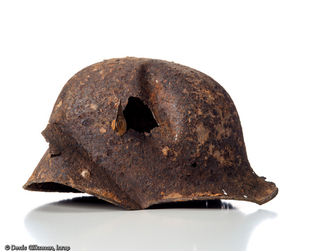 Casque allemand  Stalhelm  modèle 1916, datant de la Grande Guerre et  découvert au pied du Mont Renaud à Passel (Oise), 2011.