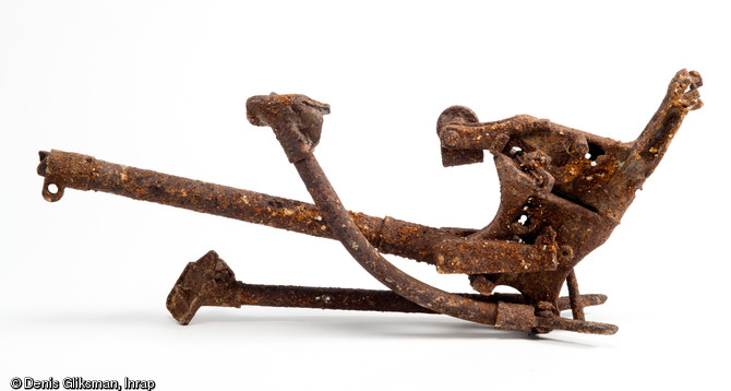 Affût-trépied du modèle 1916 pour la mitrailleuse Hotchkiss, découvert avec la mitrailleuse dans une tranchée de la Grande Guerre à Amiens (Somme), 2011.  Une des jambes est pliée et la jambe arrière est cassée. 