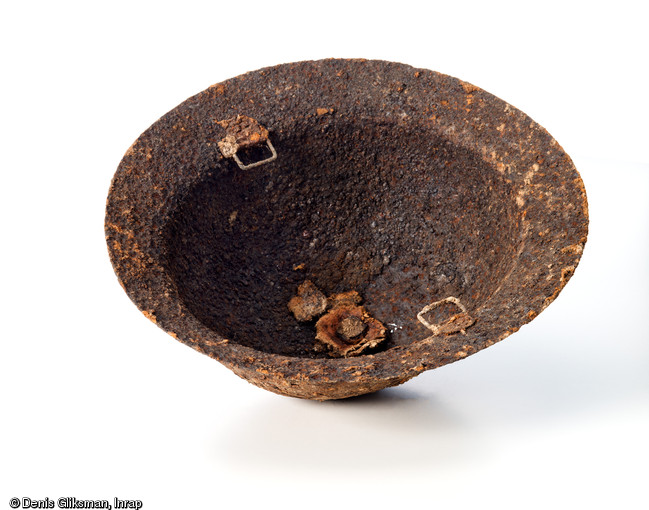 Casque britannique, datant de la Grande Guerre et  découvert en contexte de tranchée à Glisy (Somme), 2012.