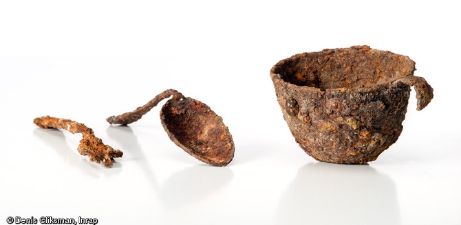 Couverts et tasse, ustensiles de bivouac français, datant de la Grande Guerre, découverts à Vénizel (Aisne), 2009. 