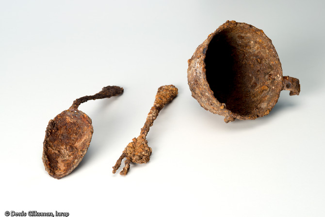 Tasse, accompagnée de sa cuillère et de sa fourchette ustensiles de bivouac de soldat français, datant de la Grande Guerre, découverte à Vénizel (Aisne), 2009.