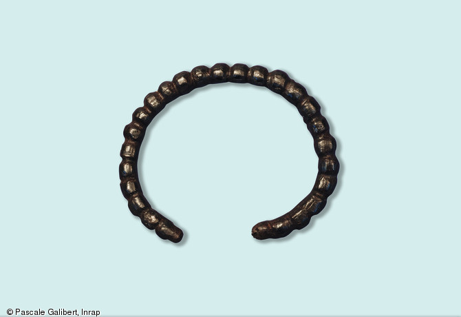 Objet de parure : bracelet en fer, à décor de godrons.