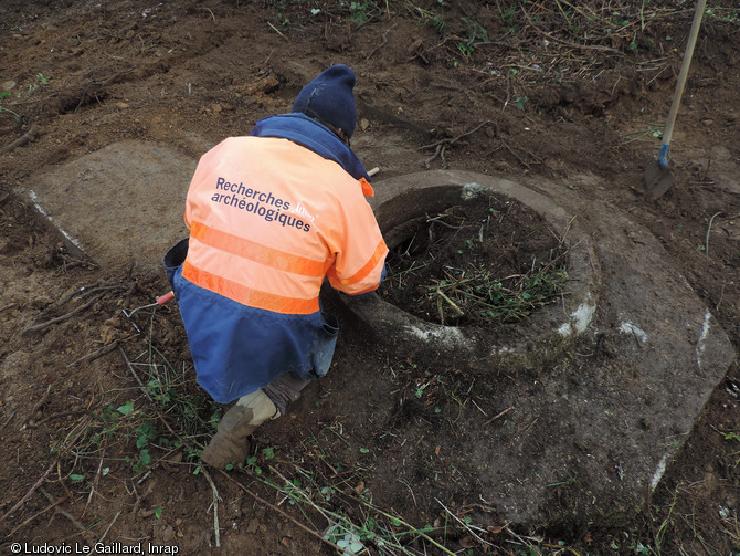 Vestige du Mur de l'Atlantique. Bunker individuel, appelé aussi Tobrouk, en cours de dégagement sur une position fortifiée établie par l'armée allemande au printemps 1944 à Cherbourg (Manche), 2013.  Le Tobrouk est utilisé pour la défense périphérique d'un ouvrage plus important et il est souvent muni d'une mitrailleuse type MG 34. 