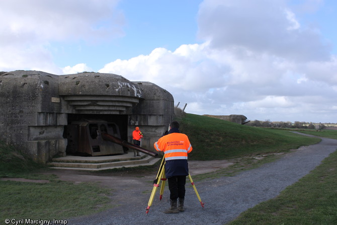 Relevé topographique des casemates de la batterie de Longues-sur-Mer, construite à partir de novembre 1943 par l’armée allemande (Calvados), 2013.