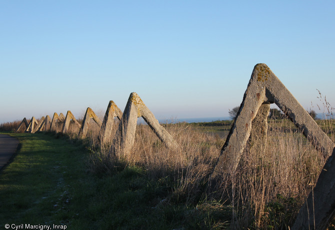 Vestiges du Mur de l'Atlantique: enfilade de tétraèdres en béton, un des types d'obstacles de plage, édifié par les Allemands à partir de 1943, sous les ordres de Rommel pour consolider le Mur de l'Atlantique.