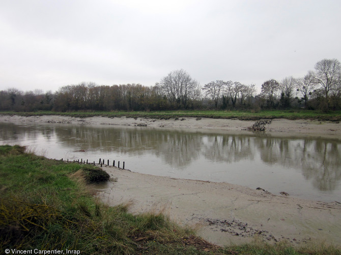 Vestiges de pieux et d'empierrements formant l'ancrage du pont Bailey York 2, sur les berges de l'Orne à Ranville (Calvados). Ce pont a permis le franchissement des divisions blindées engagées dans l'opération  Goodwood  (18-20 juillet 1944) qui déboucha sur la libération de Caen. Les ponts Bailey, formés de plusieurs segments assemblés par des systèmes de poutrelles métalliques entrecroisées, ont été inventés par Donald Bailey en 1920 et utilisés pour la première fois en France après le Débarquement par l'armée britannique.