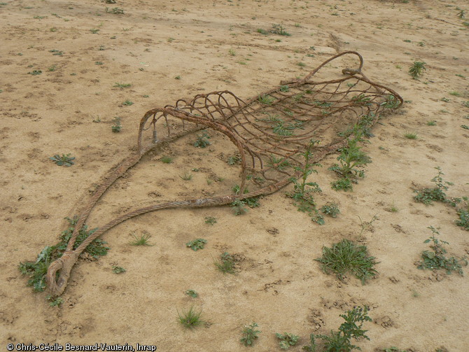 Filet de chargement découvert près de pistes aériennes, lors d'un décapage archéologique à Bretteville-l'Orgueilleuse (Calvados), 2011.  Ces pistes dépendaient de l'aérodrome de Coulombs, aménagé par la RAF du 16 juin au 30 août 1944, lors de la Bataille de Normandie.