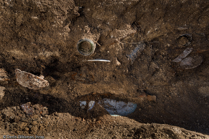 Détail du remplissage d'une fosse de rejet d'un camp de repos allemand occupé durant toute la Grande Guerre à Isles-sur-Suippe (Marne), 2014.  