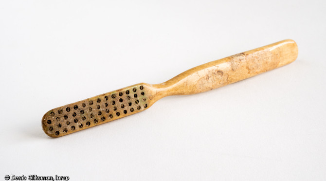 Brosse à dent en os, découverte dans une fosse du camp de repos allemand occupé durant toute la Grande Guerre à Isles-sur-Suippe (Marne), 2014.