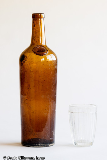 Bouteille estampillée de 1826 et verre à moutarde, découverts dans une fosse du camp de repos allemand occupé durant toute la Grande Guerre à Isles-sur-Suippe (Marne), 2014.