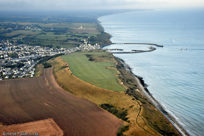 Vue aérienne de l'oppidum du Mont Castel à Port-en-Bessin.