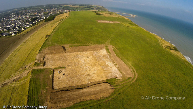 Vue générale du Mont Castel en cours de fouille, au premier plan à gauche le rempart en cours de nettoyage, à Port-en-Bessin (Calvados), 2014.