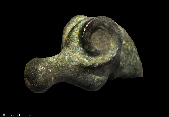 Extrémité d'un manche de couteau ornée d'une figure d'équidé ou d'hippocampe, fin du Ier s. avant notre ère,  découverte au Mont Castel à Port-en-Bessin (Calvados), 2014. 