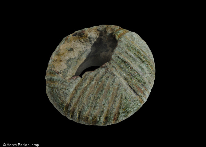 Tête d'épingle en alliage cuivreux de l'âge du Bronze final (entre 1100 et 800 avant notre ère), découverte au Mont Castel à Port-en-Bessin (Calvados), 2014.