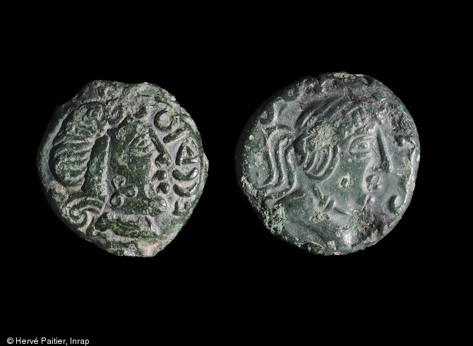 Deux petits Bronzes gaulois datés de la fin du Ier s. avant notre ère, et découverts au Mont Castel à Port-en-Bessin (Calvados), 2014. 