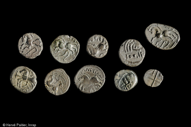 Quinaires gaulois en argent (Séquanes, Marseille, Turons, ...), fin du Ier s. avant notre ère, et découverts au Mont Castel à Port-en-Bessin (Calvados), 2014. 