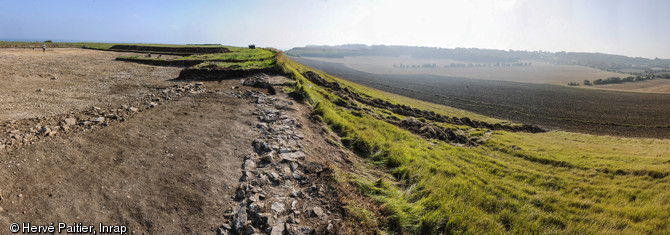 Vue du rempart romain de l'oppidum du Mont Castel à Port-en-Bessin (Calvados), 2014.