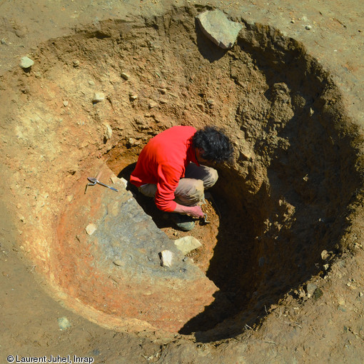 Un puisard néolithique en cours de fouille à Lannion (Côtes-d'Armor), 2014.  Ces aménagements assuraient un approvisionnement en eau à proximité des habitations. 