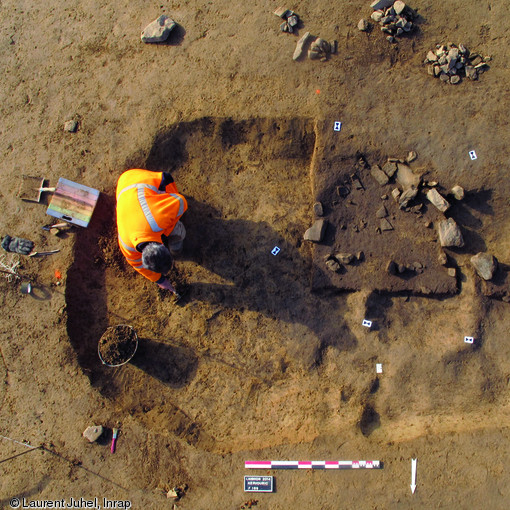 Fosse d'extraction de limon bordant une habitation et datant Néolithique ancien, en cours de fouille à Lannion (Côtes-d'Armor), 2014.  Utilisée ensuite comme dépotoir, elle livre un mobilier domestique varié (céramiques, silex, parures) 