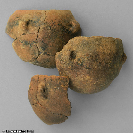 Petits bols en céramique, probablement à vocation culinaire. La surface de ces poteries conserve des traces de suie, témoignant d'une utilisation pour des cuissons. Datant du Néolithique ancien et découverts à Lannion (Côtes-d'Armor), 2014.