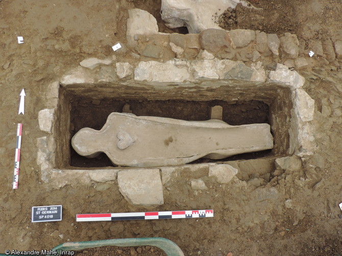 L'un des deux caveaux du XVIIIe siècle,après dégagement du cercueil en plomb,  découvert dans le choeur de l'ancienne église Saint-Germain  à Flers (Orne), 2014.