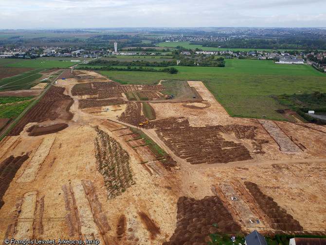 Vue panoramique de la fouille montrant au premier plan les monuments funéraires 3, 4 et 8 et au second plan les monuments funéraires 1, 2, 25 et 5 de la nécropole du Néolithique moyen à Fleury-sur-Orne (Calvados), 2014.