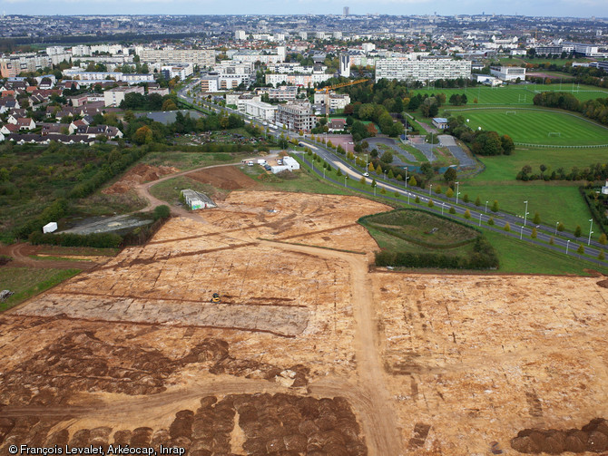Vue panoramique de la fouille montrant au premier plan le monument funéraire 5 et au second plan le monument funéraire 24 de la nécropole du Néolithique moyen à Fleury-sur-Orne (Calvados), 2014.