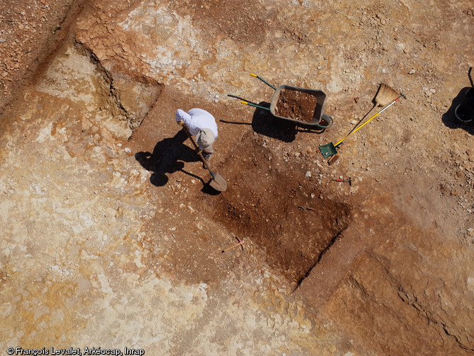 Vue en cerf-volant du fossé qui délimite le monument funéraire 28 au cours de la fouille de la nécropole du Néolithique moyen à Fleury-sur-Orne (Calvados), 2014.