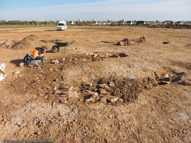 La tranchée de fondation du monument funéraire 40 en début de fouille. Cette tranchée était probablement destinée à recevoir des dalles de grès ou de calcaire dressées (dolmen). Nécropole du Néolithique moyen à Fleury-sur-Orne (Calvados), 2014.