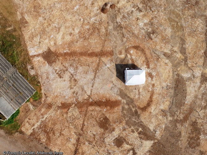 Vue en cerf-volant du monument funéraire 24, la sépulture est en cours de fouille sous la tente. Nécropole du Néolithique moyen à Fleury-sur-Orne (Calvados), 2014.