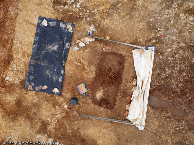 Vue en cerf-volant de la sépulture 8-5 en cours de fouille de la  Nécropole du Néolithique moyen à Fleury-sur-Orne (Calvados), 2014.
