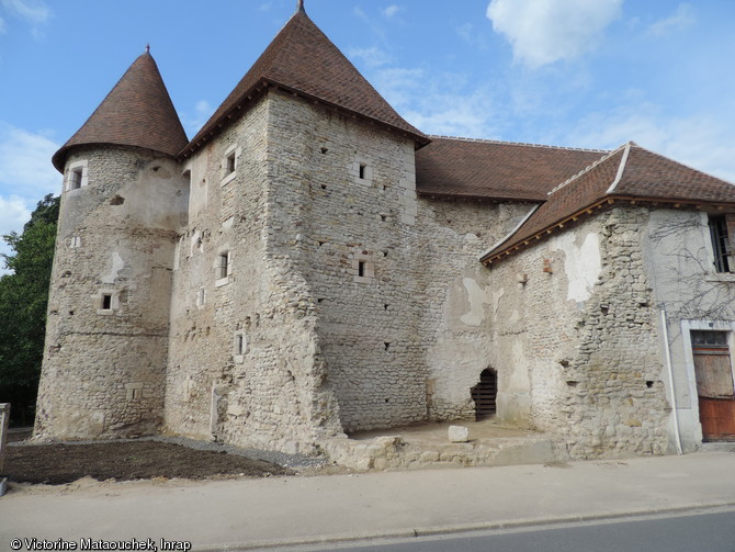 Vue d'ensemble après restauration de l'angle de l'enceinte de la basse-cour avec les vestiges de son retour à angle droit en direction de l'église abbatiale et le prieuré accolé contre son revers, début XVe-XVIIe siècle. Abbaye Saint-Pierre de Méobecq (Indre), 2014.  Maître d'oeuvre des travaux de restauration : Marc Cioffi 